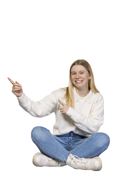 Sitzende Auszubildende, die zur Seite zeigt