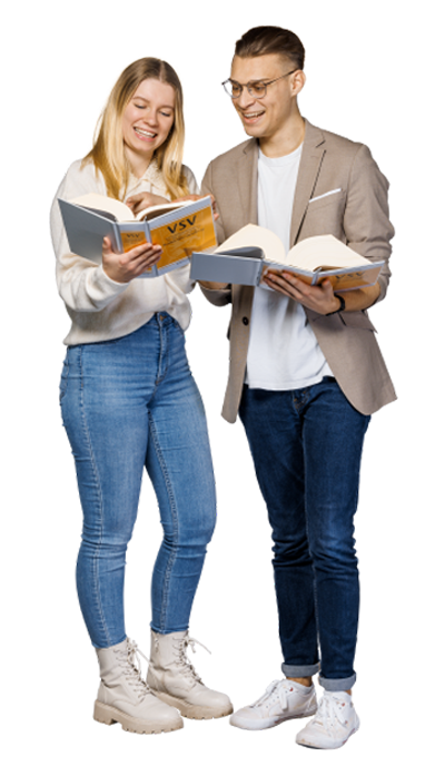 2 Studierende, die in Gesetzen nachschauen